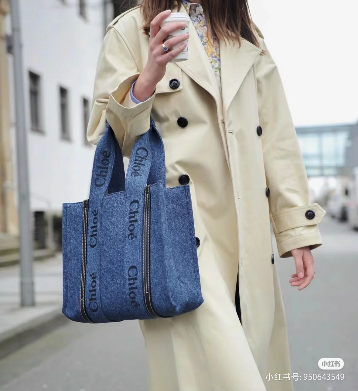 Новинка весны 2023 года от Chloe - сумка-тоут Woody - джинсово-синего цвета - средний размер.