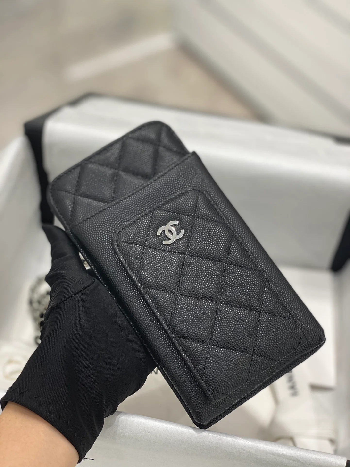 Chanel - Кожаная сумка для телефона с рисунком личи - Черная