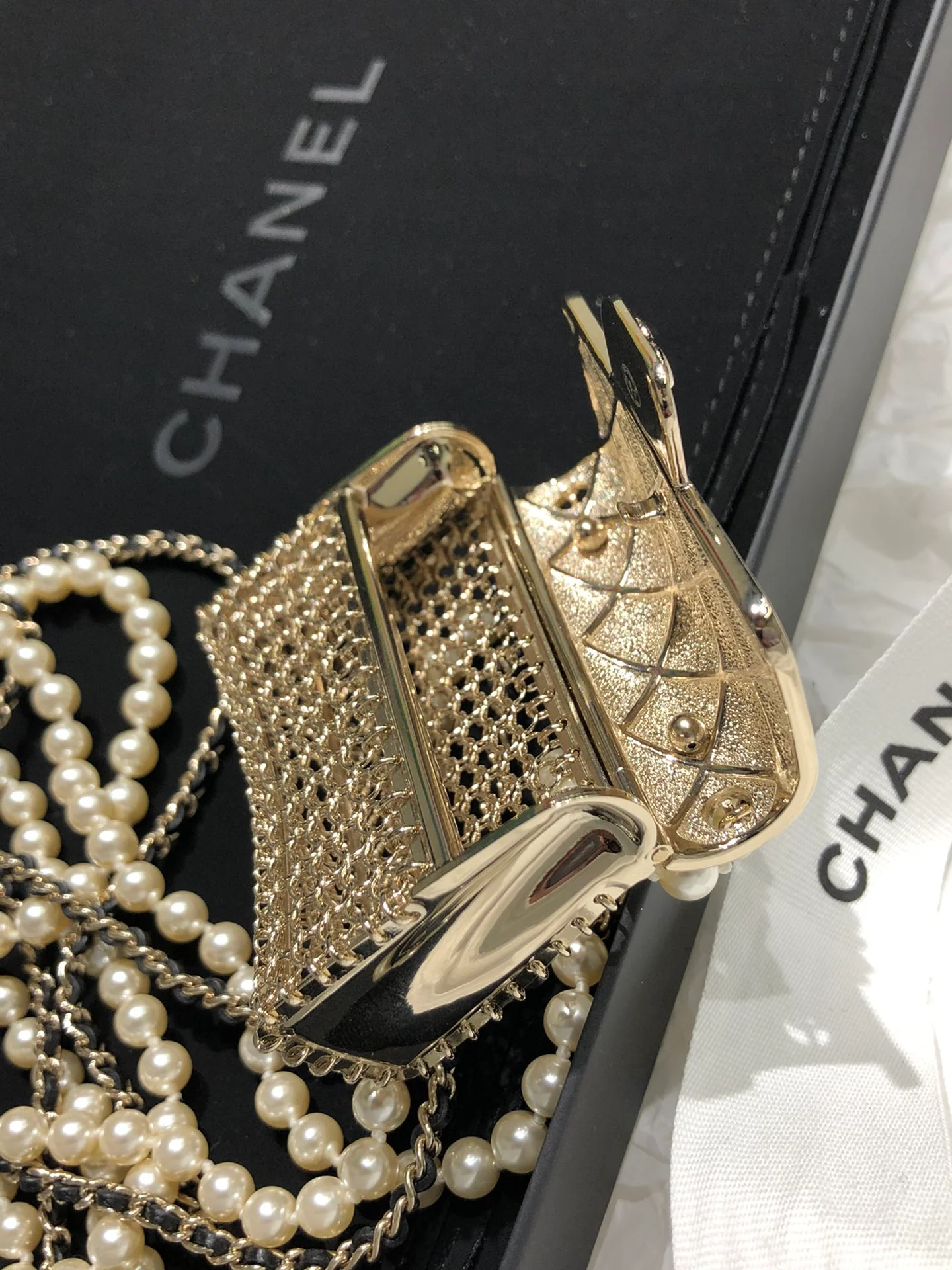 Металлическая сумка Chanel с жемчужной цепочкой