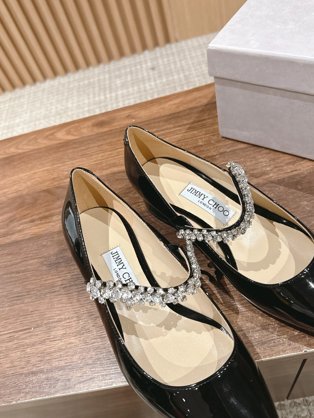 Туфли ?Мэри Джейн? от Jimmy с хрустальным ремешком на шее — черные.