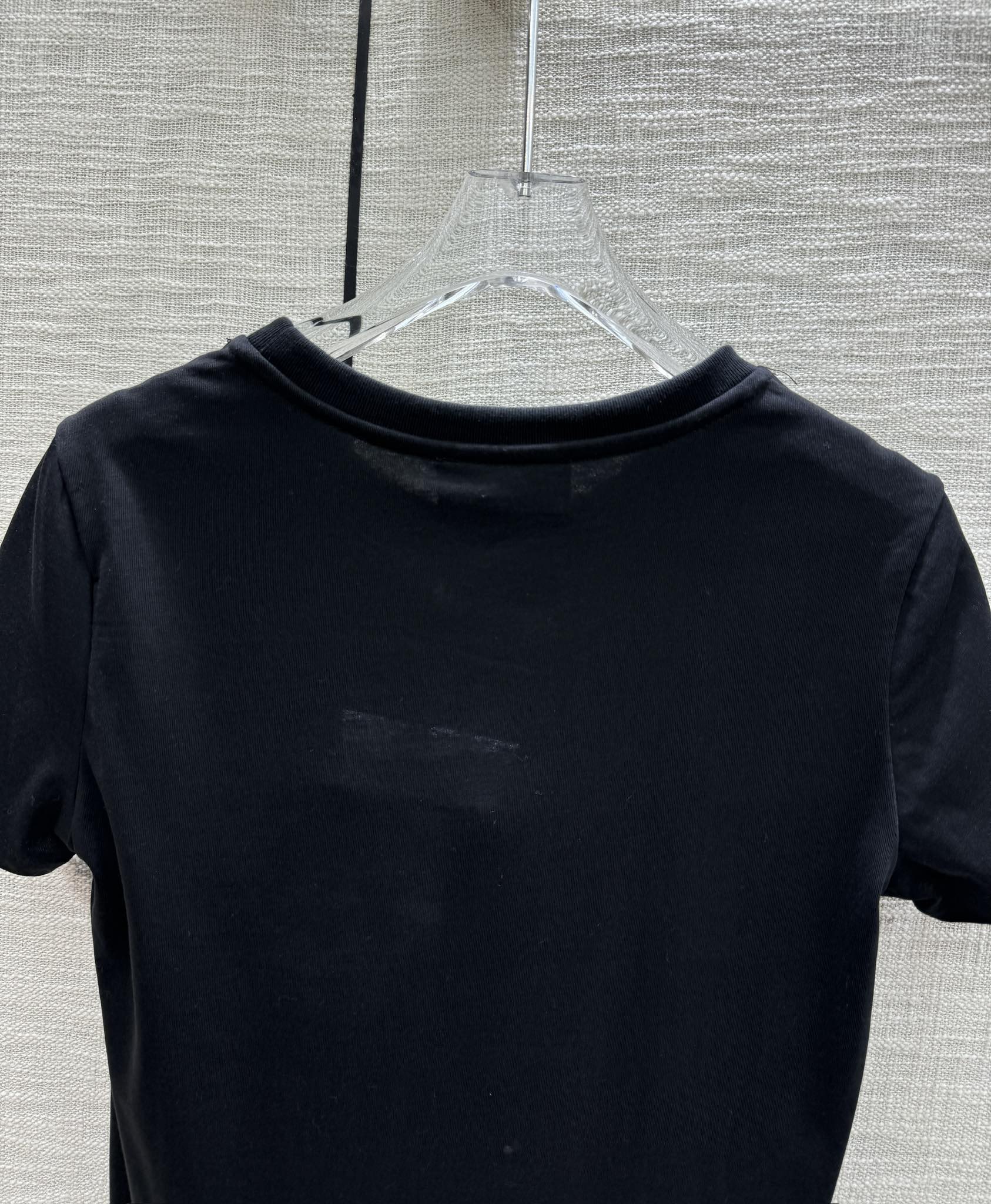 Футболка Chanel 2403 с вышитым четырехлистным клевером и круглым вырезом, с короткими рукавами - черная.