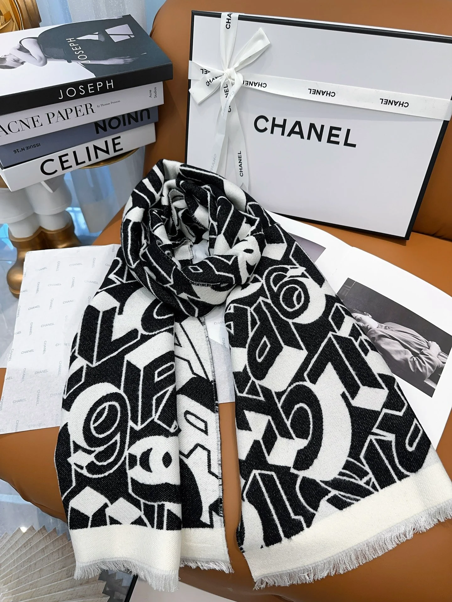 Большой шарф Chanel с буквенным дизайном 2024 года