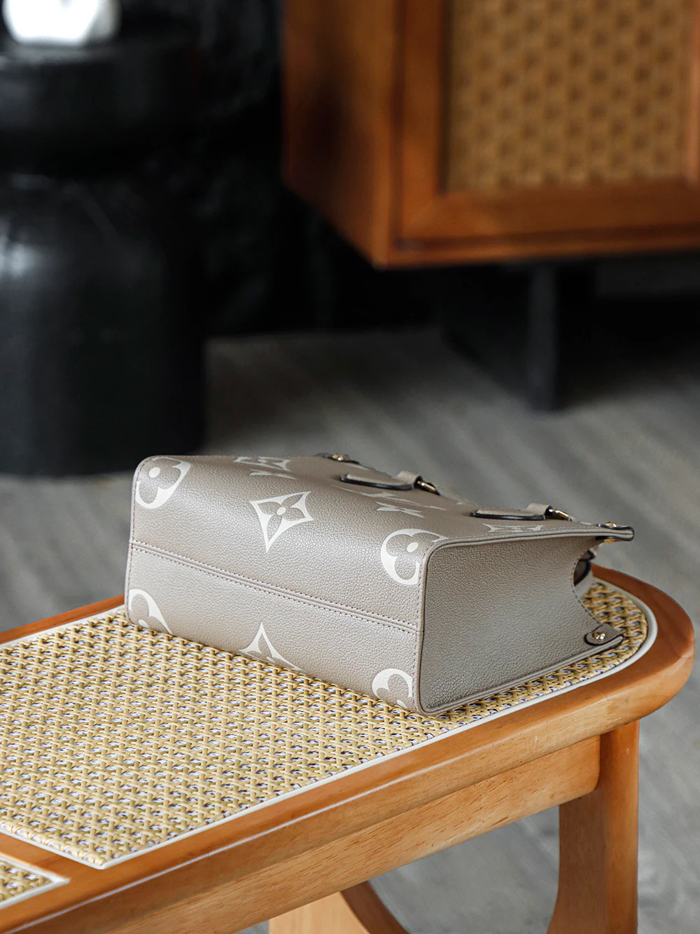 LV-m45779-onthego Маленький слоновий серый