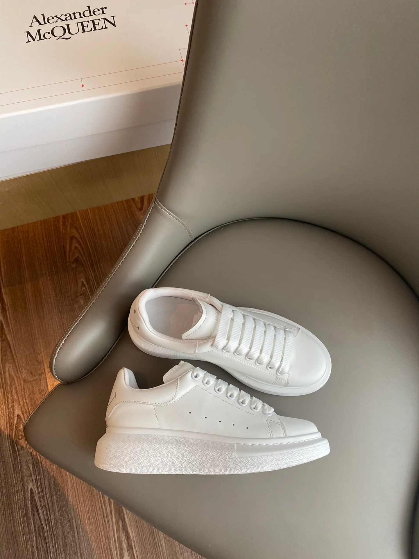McQueen - Классические белые кроссовки - Улыбающаяся пятка - Белые