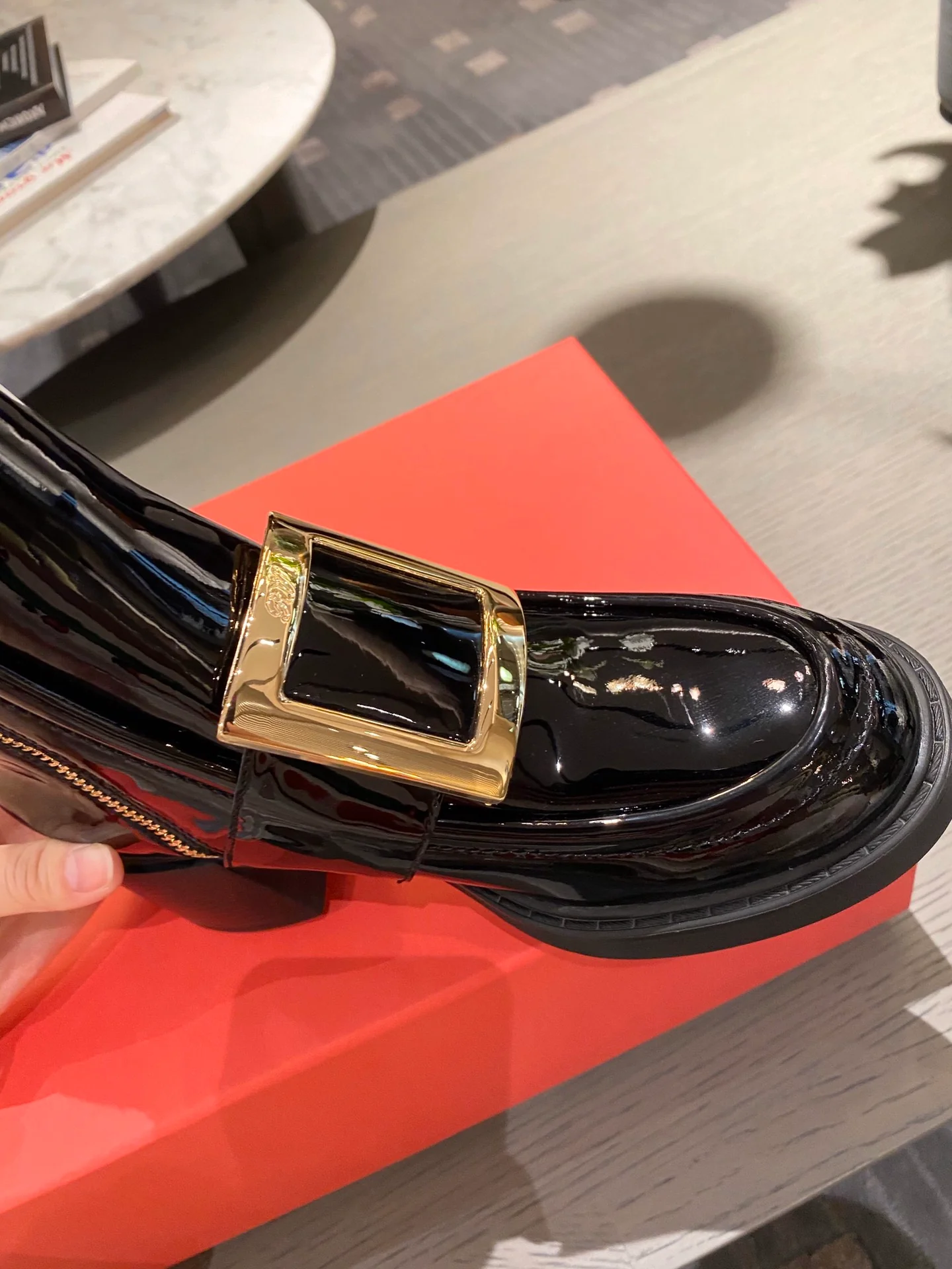 Ботильоны RV из лакированной кожи с металлической пряжкой - черные