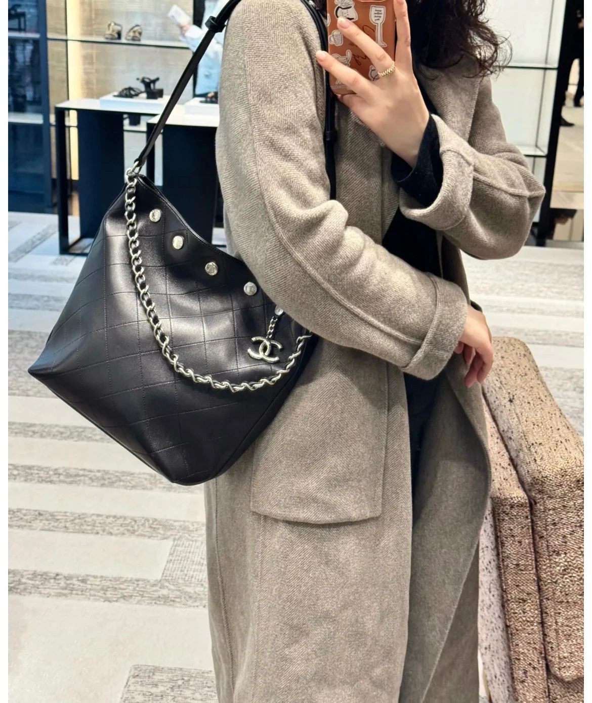 Сумка Chanel в стиле хиппи с золотой монетой 25 пенсов — черно-серебряная.