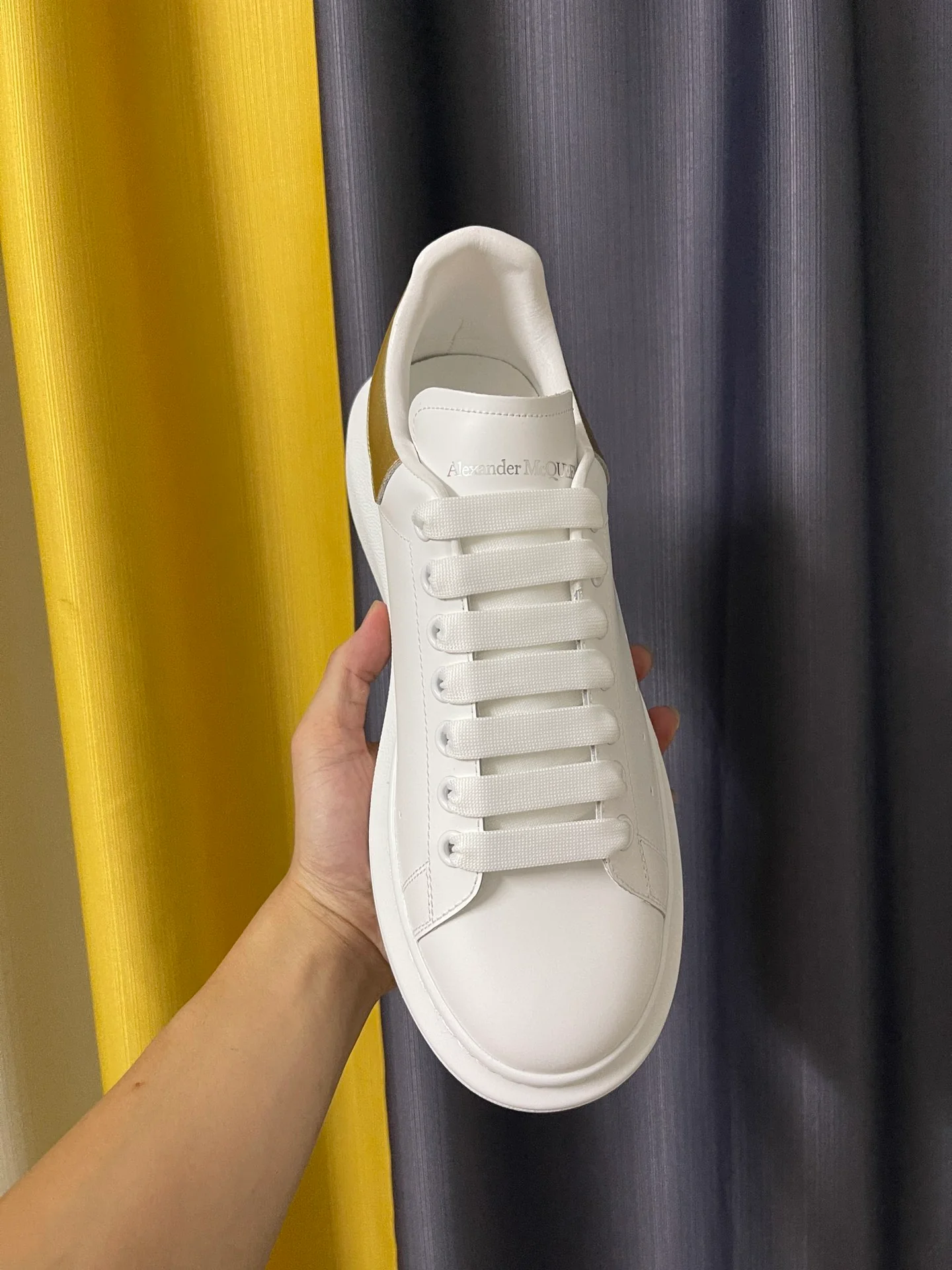 Классические белые кроссовки McQueen - унисекс - золотистый кожаный каблук