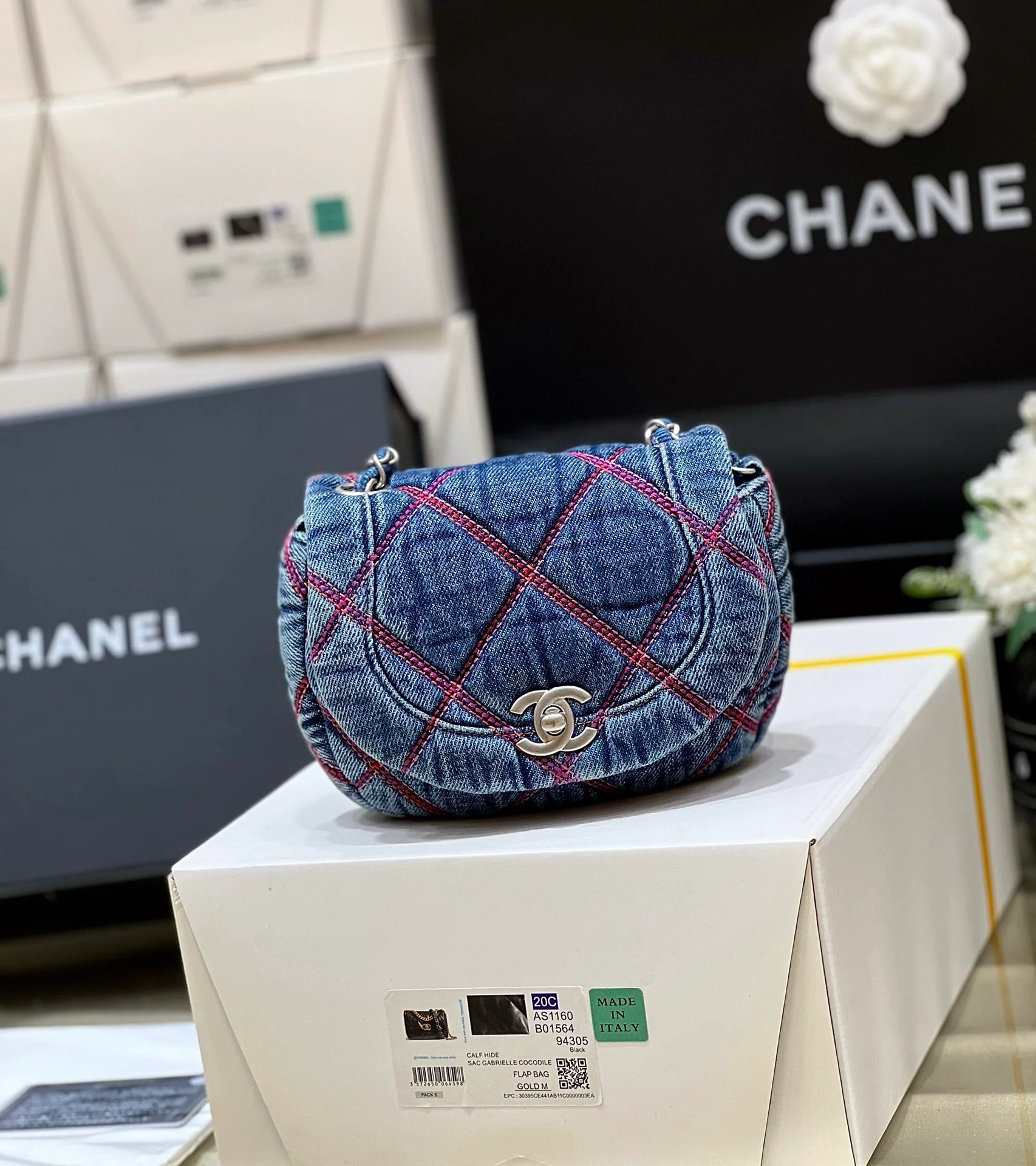 Коллекция Chanel 2022 Métiers d'Art — Джинсовая сумка-седелька — Мини