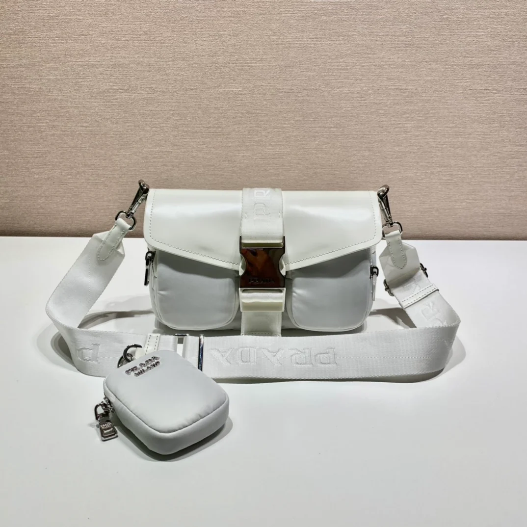 Белая сумка через плечо Prada