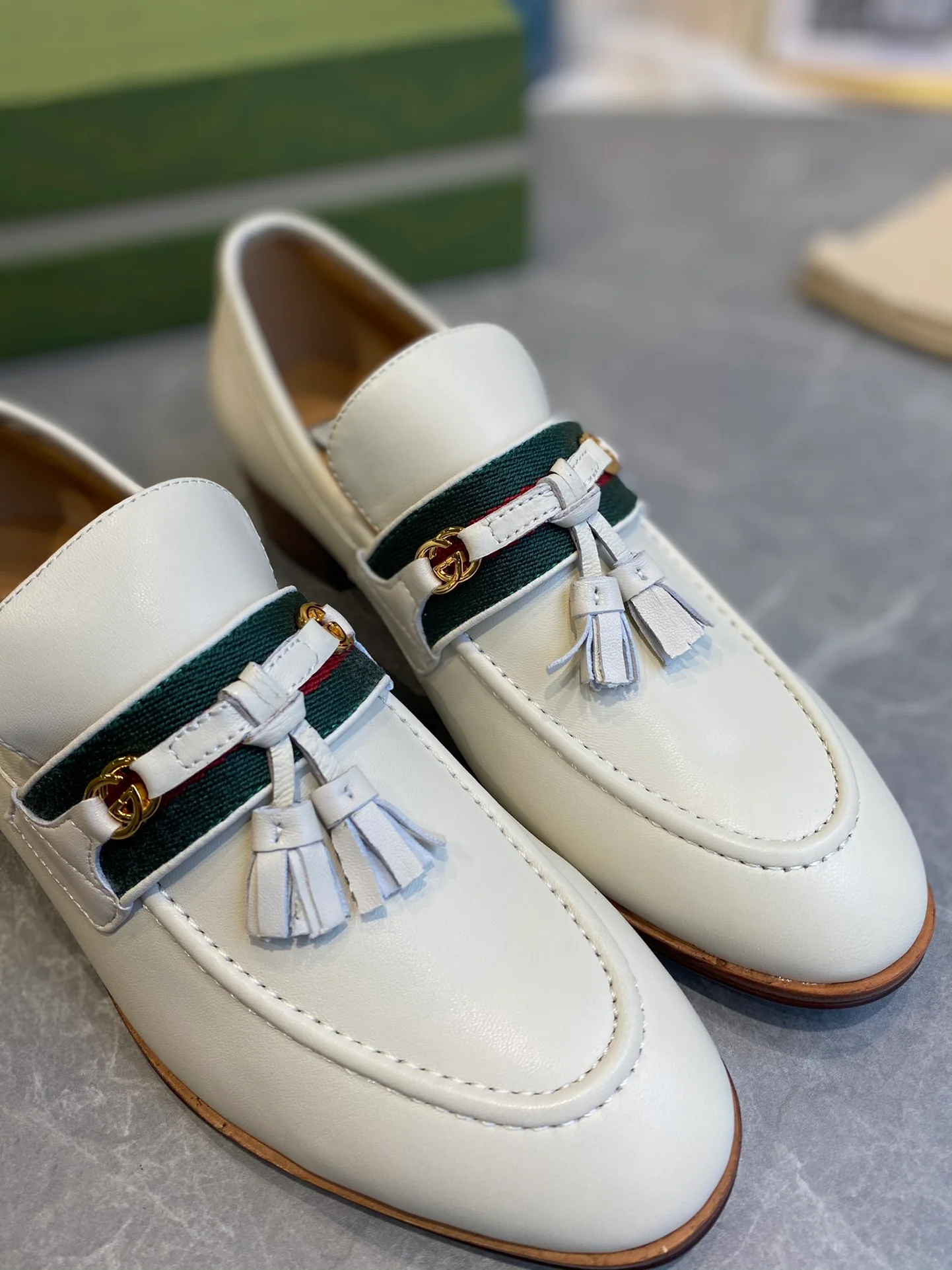 Лоферы Gucci с кисточками