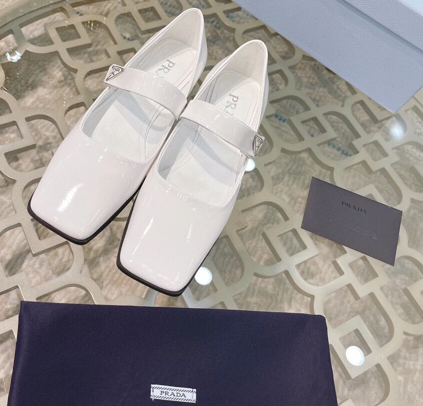 Новинка сезона весна/лето 2023 от Prada - Ретро-балетки с квадратными кольцами - Белые