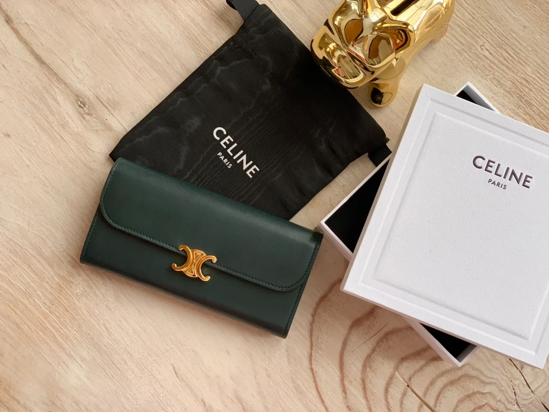 Celine TRIOMPHE 大号亮泽光滑羊皮革翻盖长夹