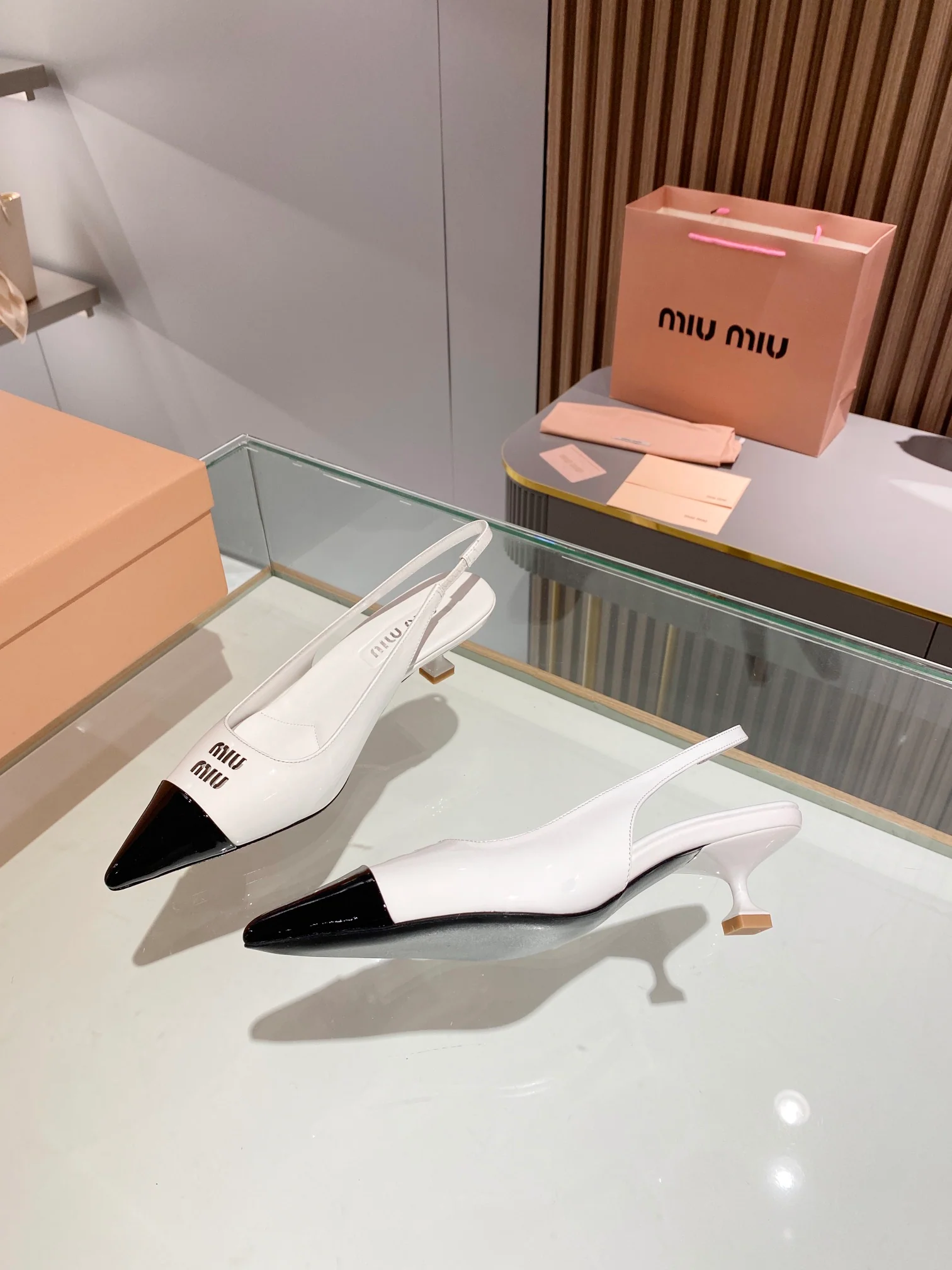 Новинка сезона весна/лето 2023 от Miu Miu - сандалии на низком каблуке с открытой пяткой