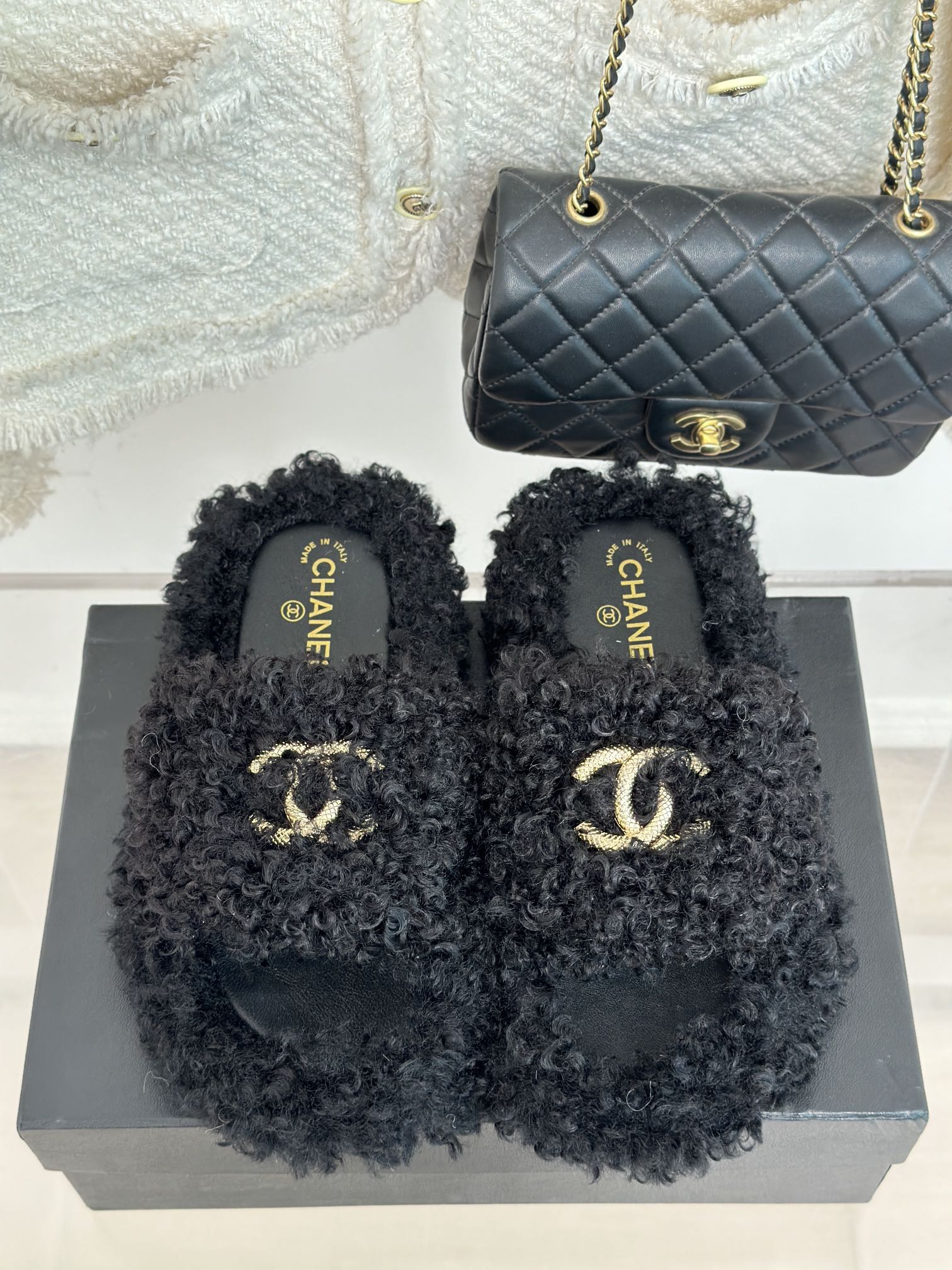 Новинка 2023 года от Chanel - Шерстяные меховые тапочки