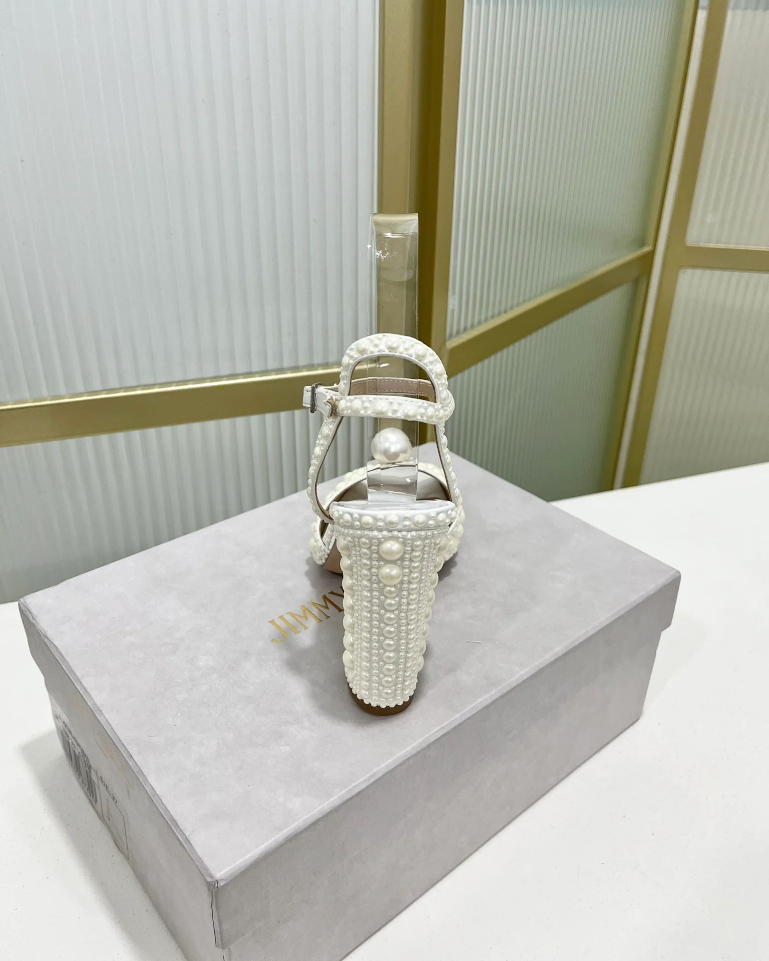 Сандалии Jimmy Retro Pearl Series на толстом каблуке средней высоты - белые.