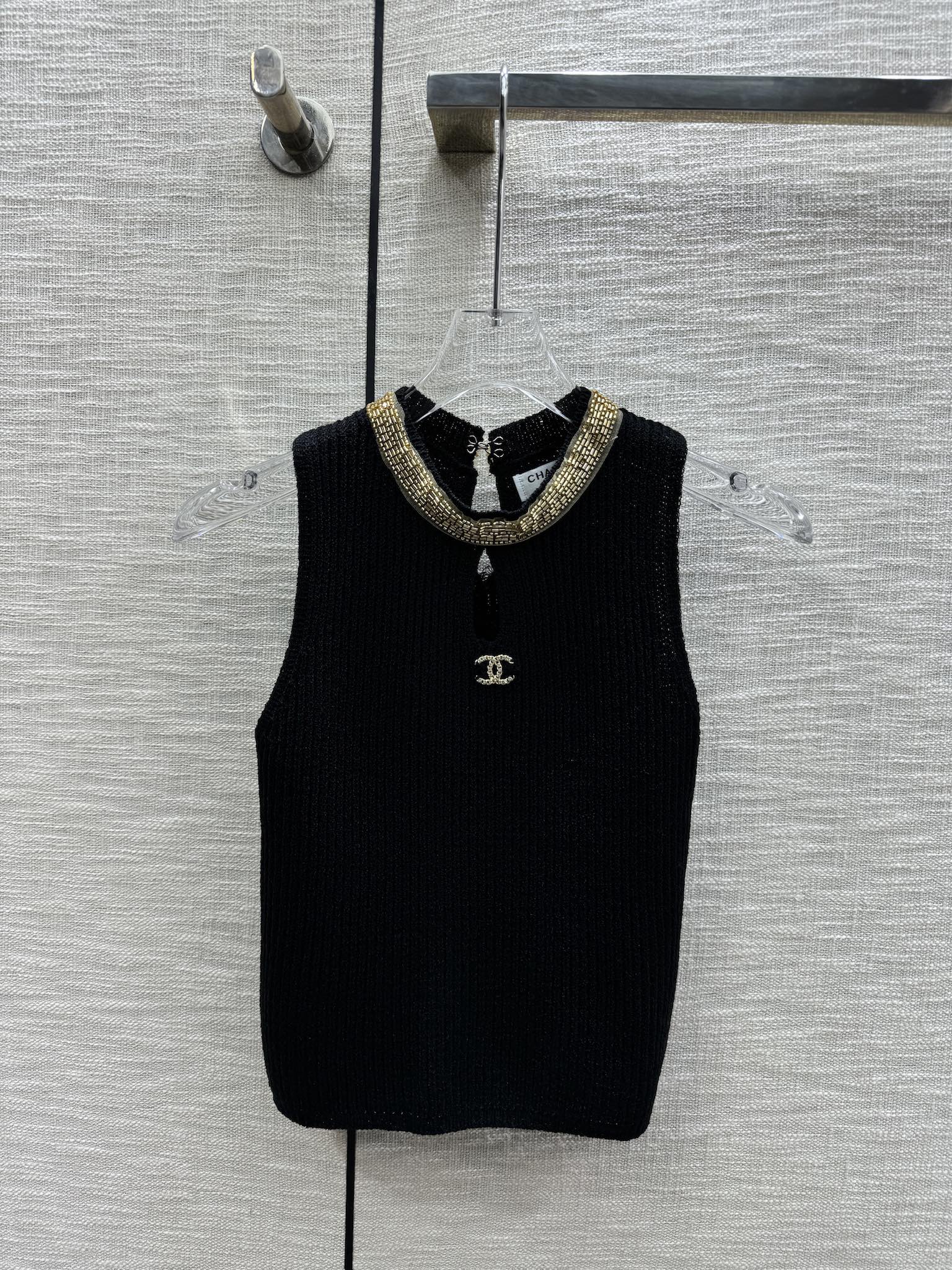 Chanel 2403 - Вязаный жилет с массивным металлическим логотипом, украшенным бусинами, на вырезе горловины - Черный