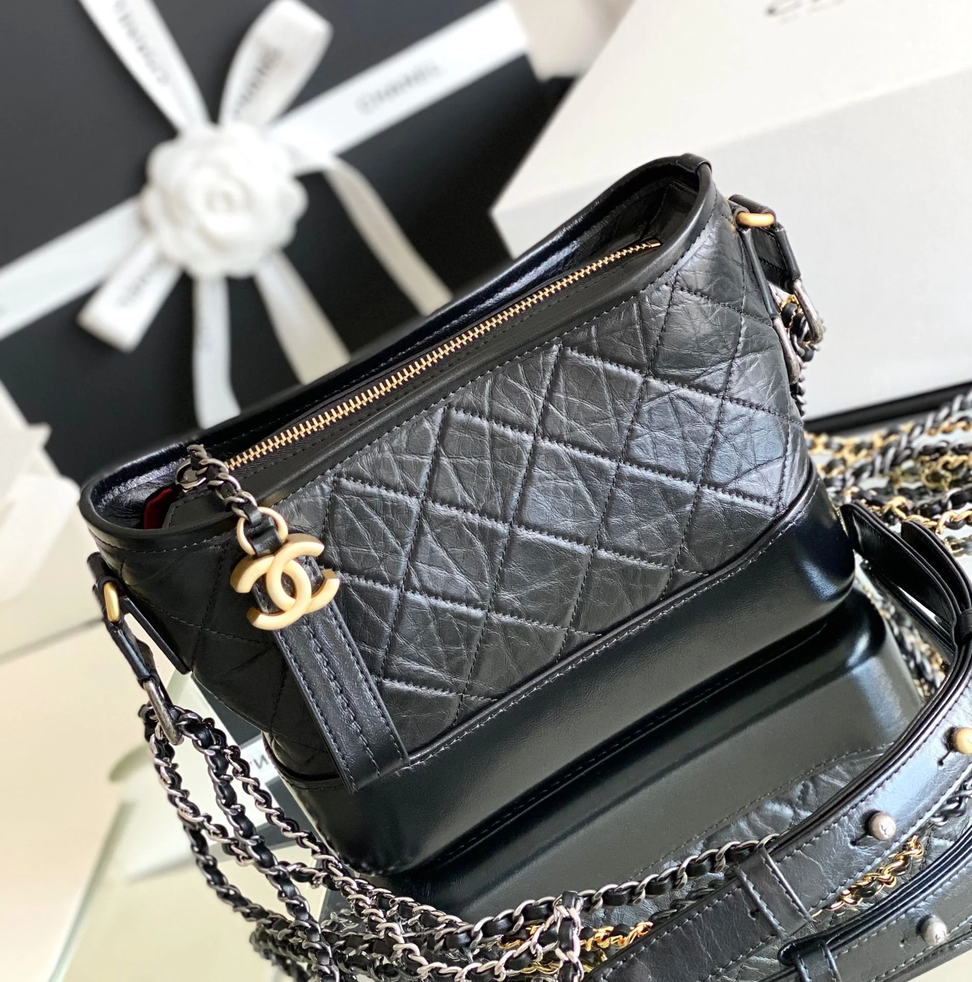 Маленькая сумка-хобо Chanel - черная, стеганая - 1 шт.