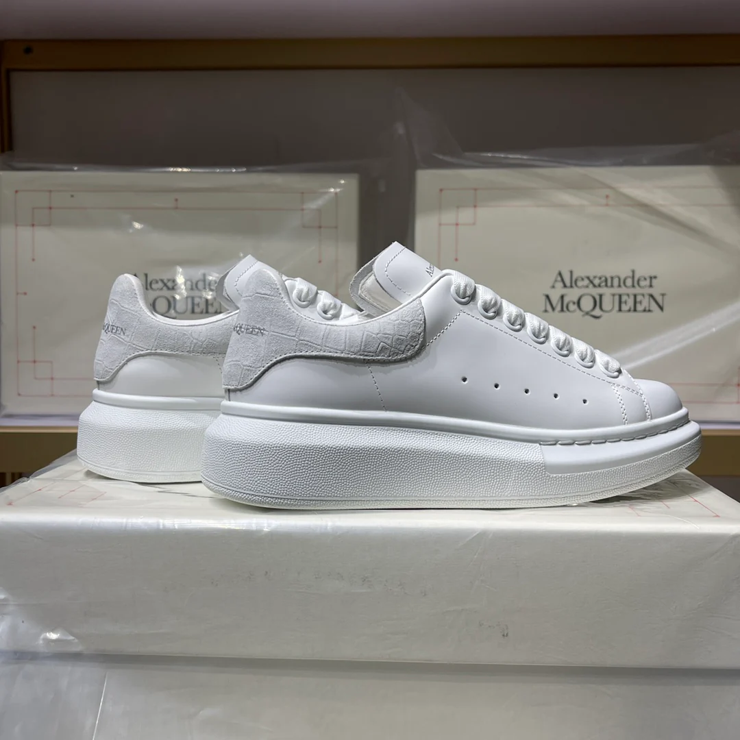 Классические белые кроссовки McQueen - унисекс - белый бархат с крокодиловым рисунком на задней части