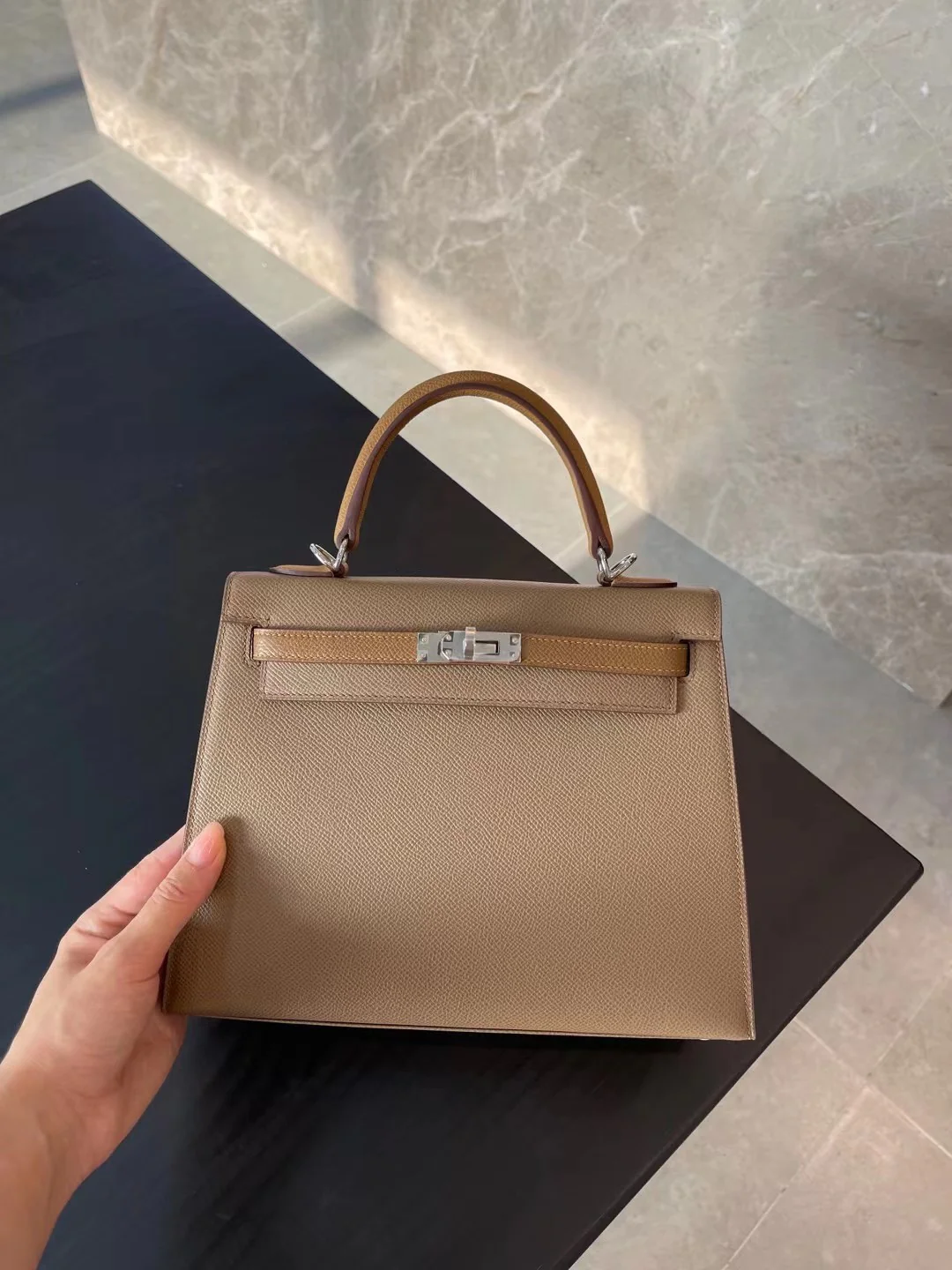 Набор Hermes Kelly 25 Limited Edition Trio — цвета ?слоновая кожа?, ?каштан? и ?печенье? — серебряная пряжка.