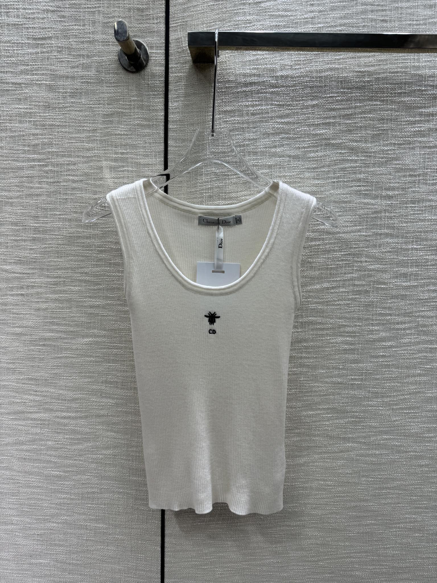 Вязаный жилет Dior 2403 с вышитой буквой CD — белый