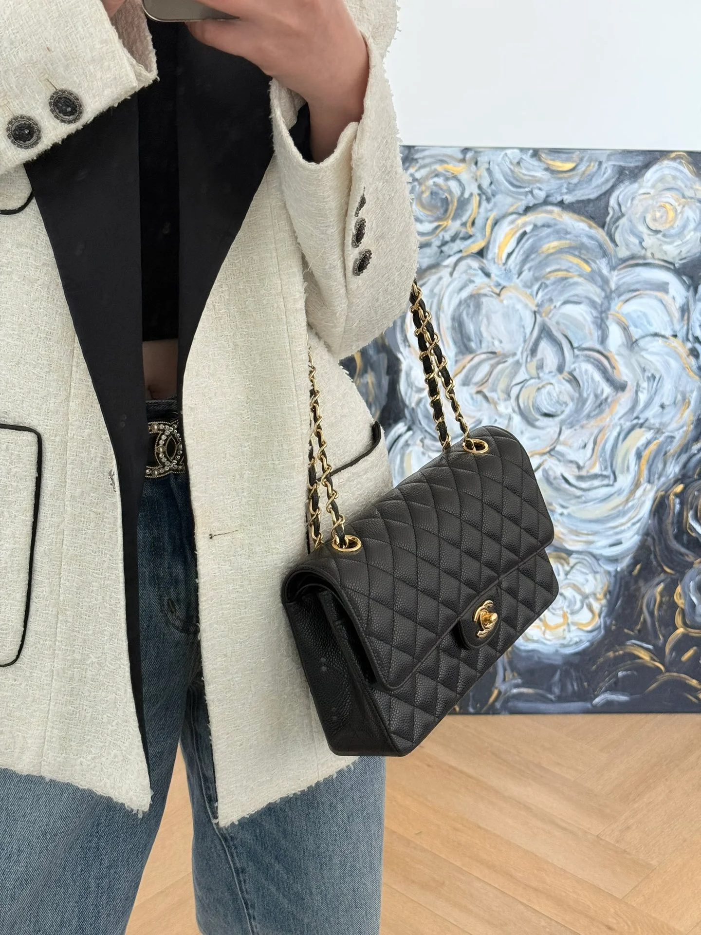 Сумка Chanel CF25 из зернистой кожи с золотой фурнитурой и цепочкой — черная.