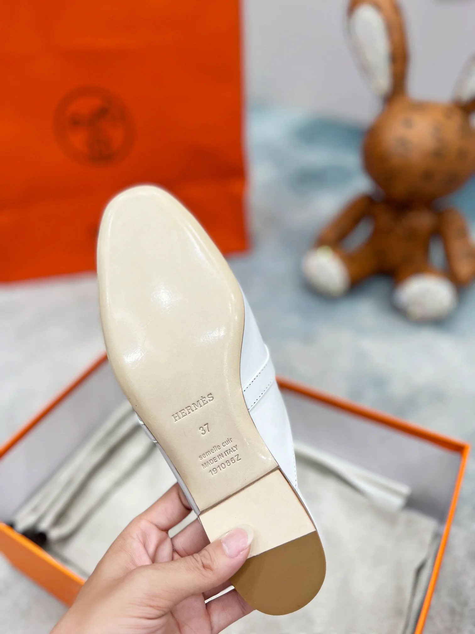 Новинка весны 2022 года от Hermes - мюли без шнурков.