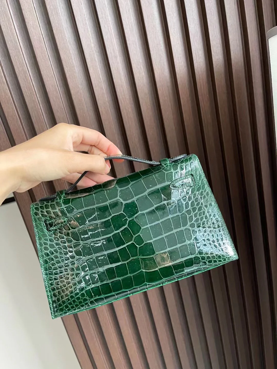 Миниатюрная сумка Hermes Kelly 1-го поколения из кожи аллигатора с изумрудно-золотой фурнитурой.