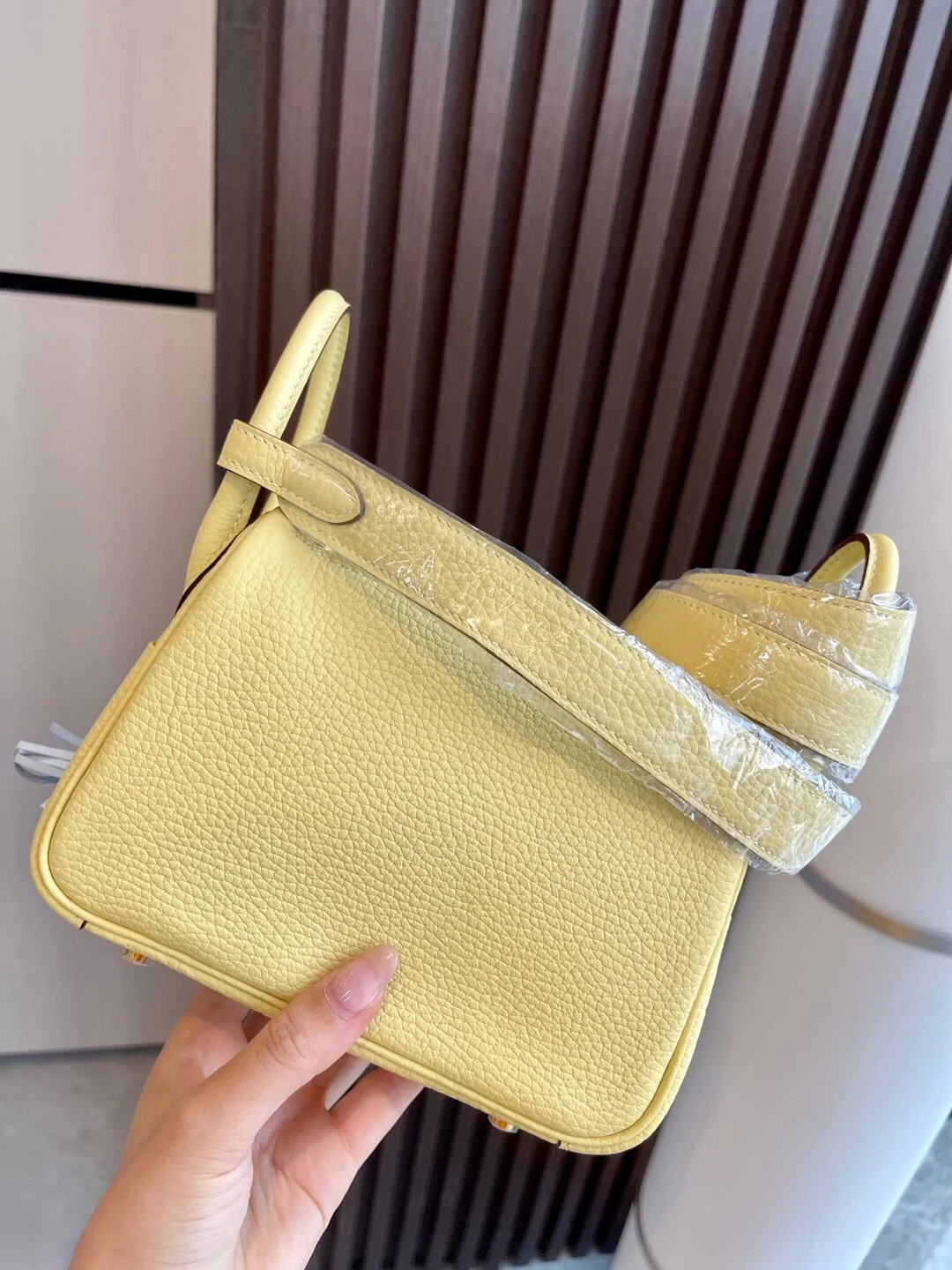 Мини-яйцо Hermes Lindy 1 унция с желтком куриного яйца и золотой пряжкой