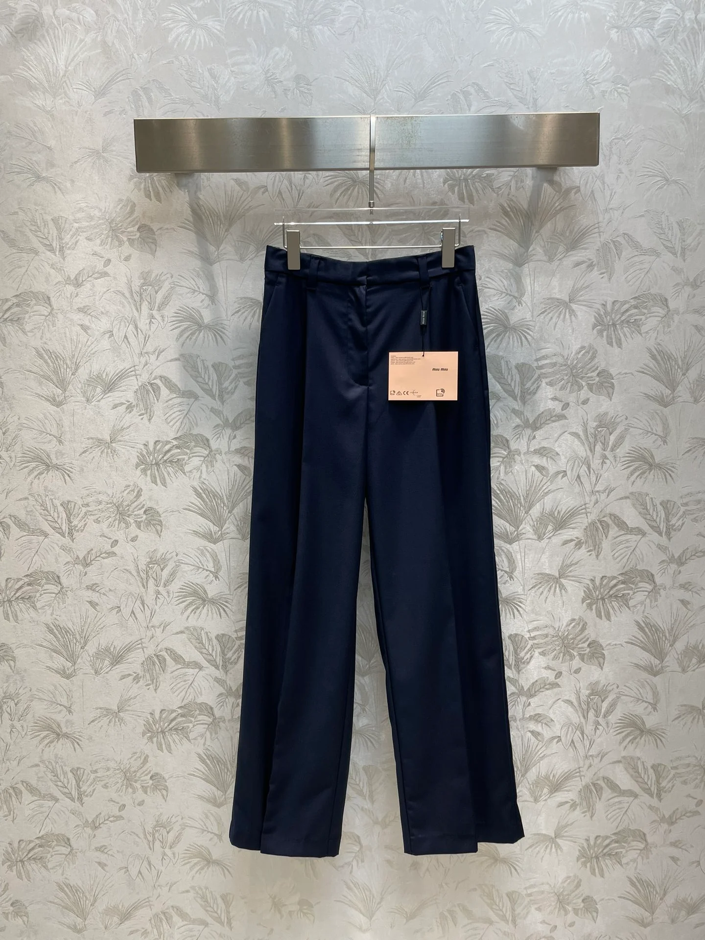 Miu Miu - Весна/Лето 2404-24: Идеальный образ в стиле преппи с вышитыми значками и брюками в стиле пэчворк.