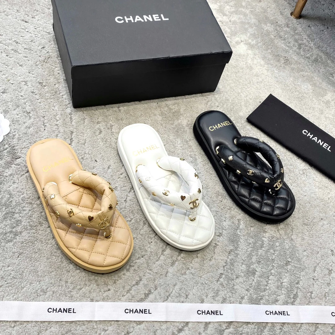 Новинка сезона весна/лето 2023 от Chanel — черные шлепанцы.