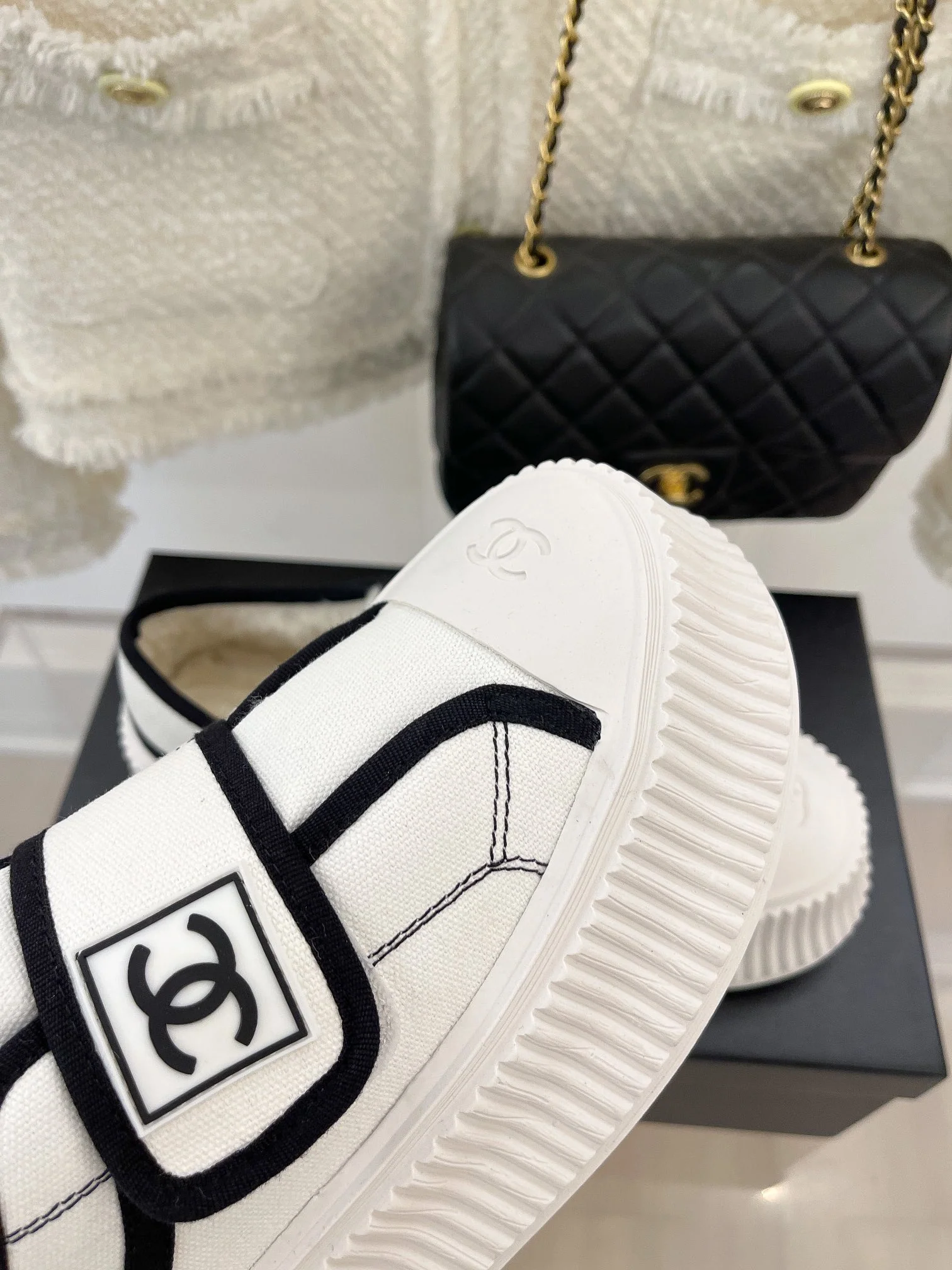 Новинка сезона осень/зима 2022 от Chanel - повседневные туфли на платформе с застежкой-липучкой.