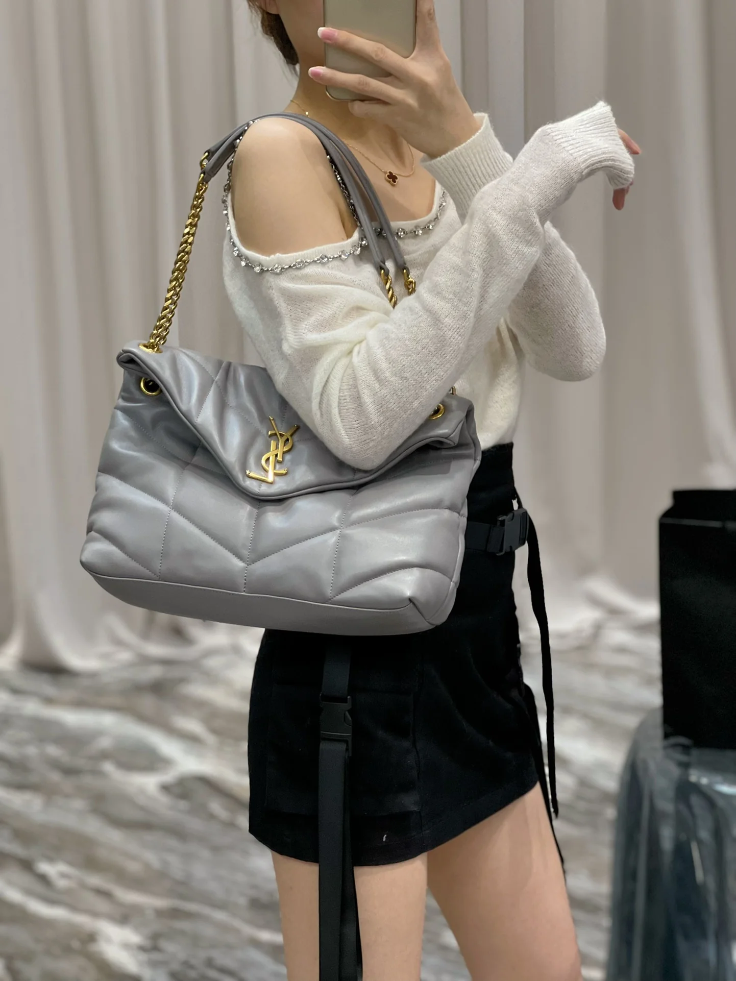 Стеганая сумка YSL из овечьей кожи — серая с золотой фурнитурой — овечья кожа — 35 см — На фото: сумка в носке