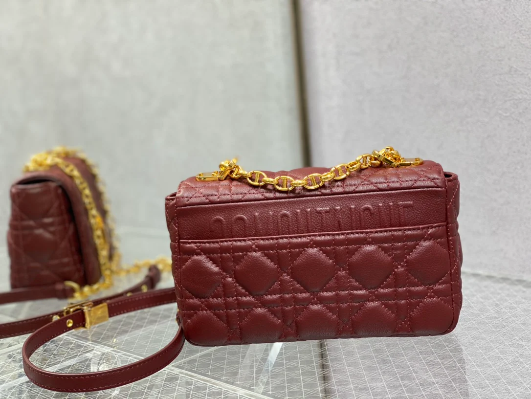 Стеганые часы Dior Caro из телячьей кожи, маленький размер, бордовые.