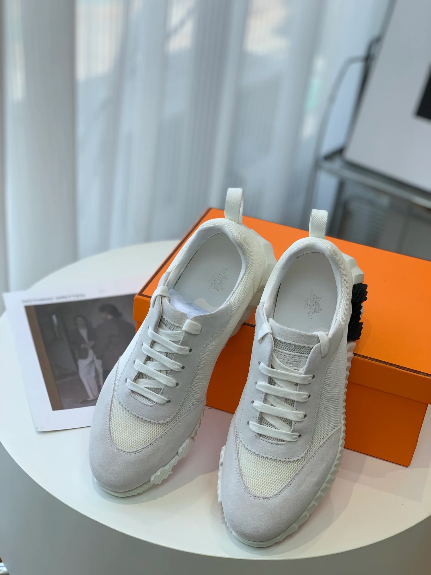 Новейшая модель Hermes 2023 года - кожаные кроссовки H-Leather - белые.