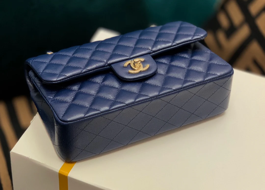 Chanel - Маленькая сумка из телячьей кожи с шариковым узором - CF - Темно-синий - 23 см