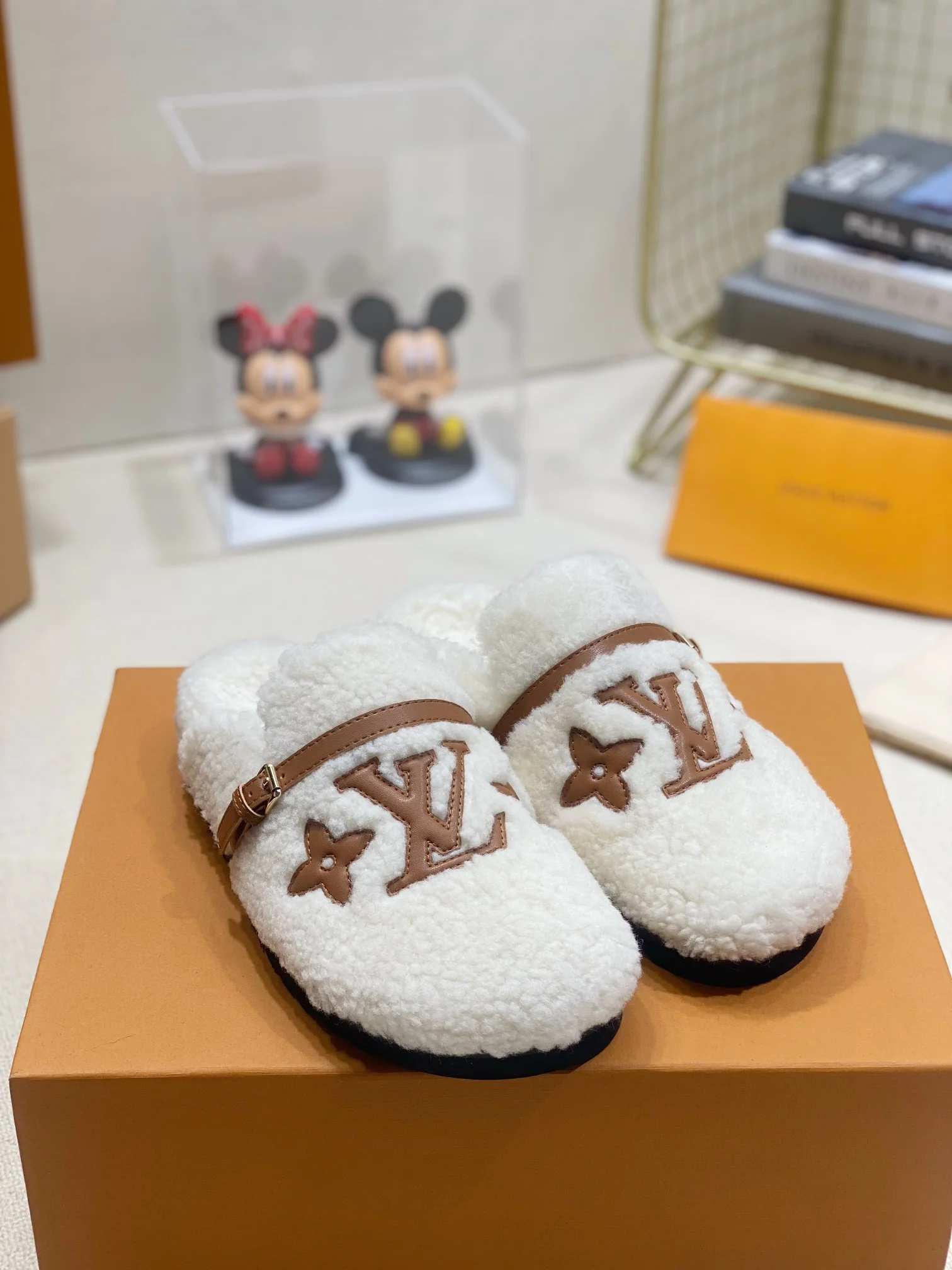 Новинка ранней весны 2022 года - Пушистые полутапочки - Белые