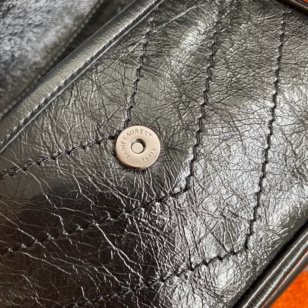 YSL - Маленькая модель Niki - Кожа из коровьей шкуры, обработанная маслом, с черной пряжкой - с D-образным кольцом