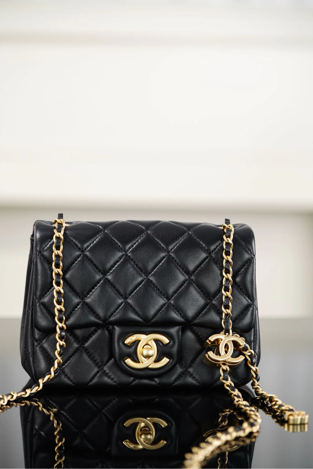 Сумка Chanel 25B Double C Chain Square Fat Bag - черная, маленькая, с золотой пряжкой.