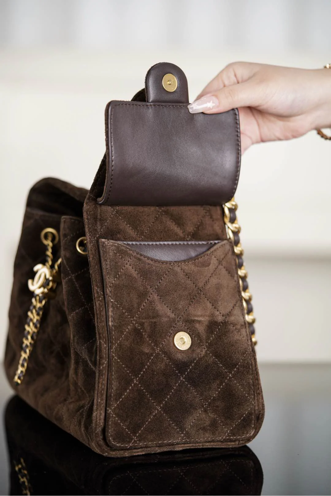 Сумка-хобо Chanel из замши 25 карат с завязками, маленькая, коричневая замша.