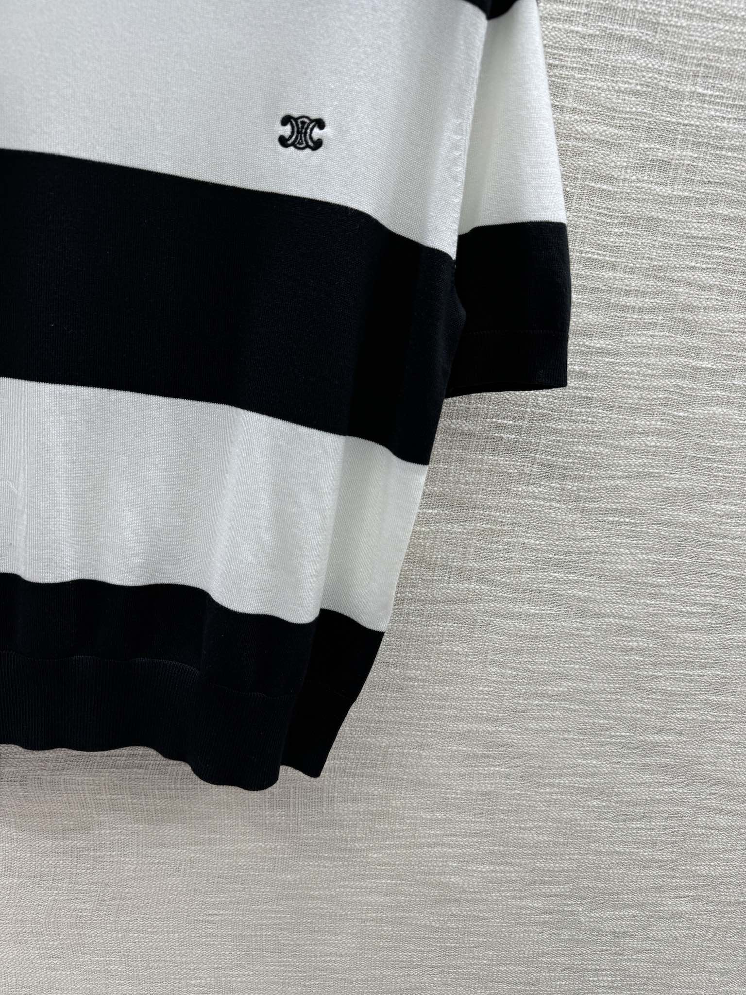 Футболка Celine 2404 с коротким рукавом, в полоску, черно-белая.