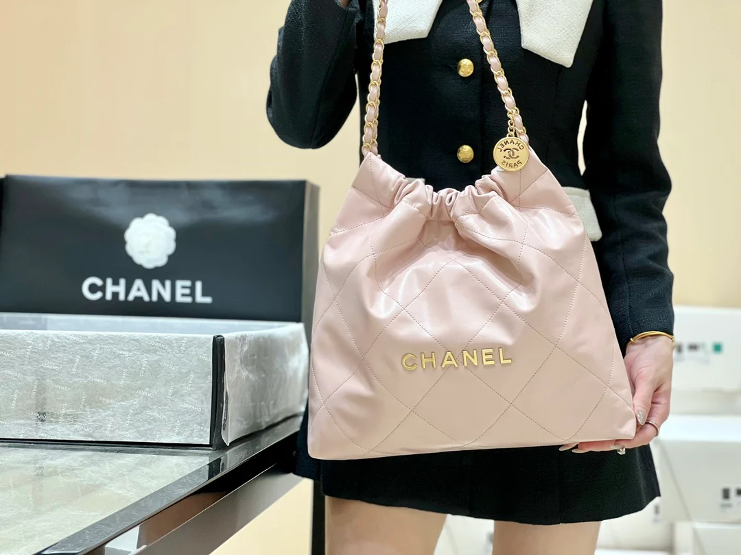 Новинка сезона весна/лето 2023 от Chanel - сумка 22 - средний размер - светло-розовый - на фото.