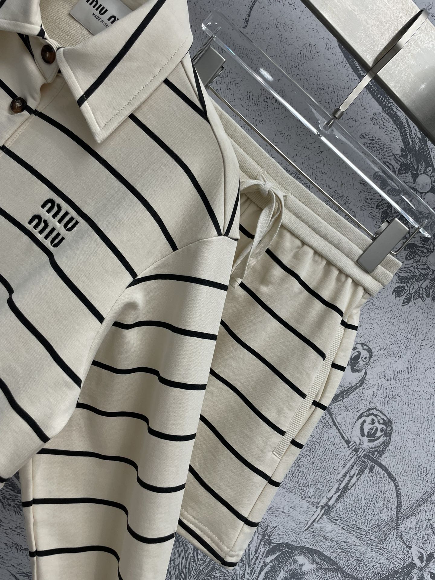 Miu Miu - 2404-24 Новый полосатый спортивный костюм: толстовка с длинными рукавами, воротником и застежкой на половину пуговиц, шорты на эластичном поясе.