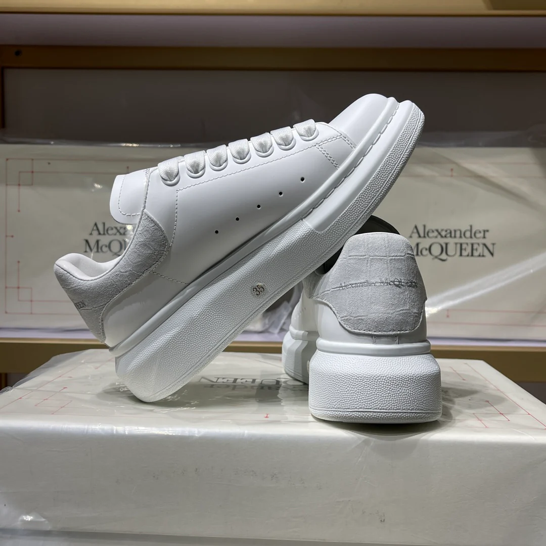 Классические белые кроссовки McQueen - унисекс - белый бархат с крокодиловым рисунком на задней части