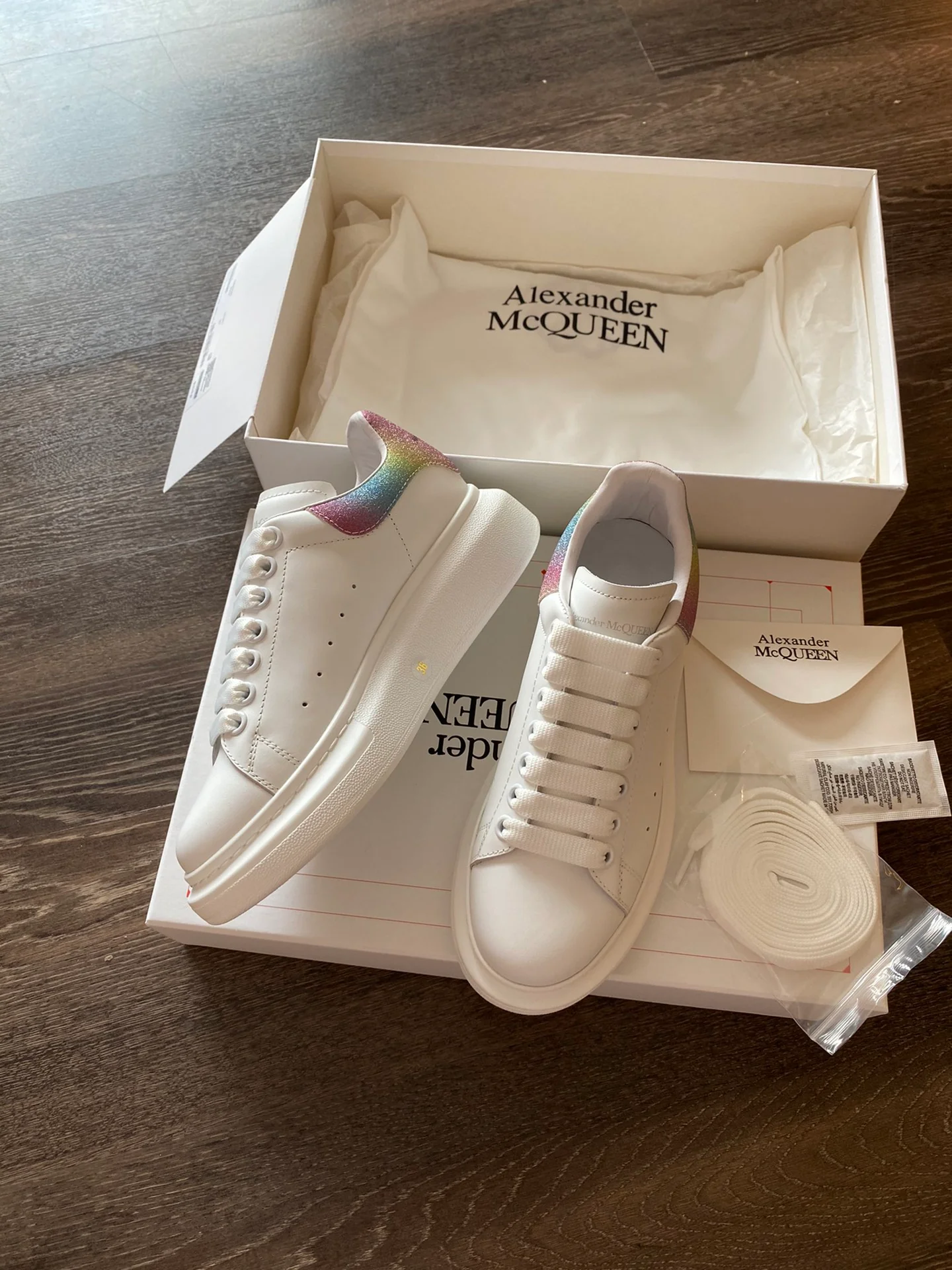 Классические белые кроссовки McQueen - замшевая подошва на каблуке - с блестками