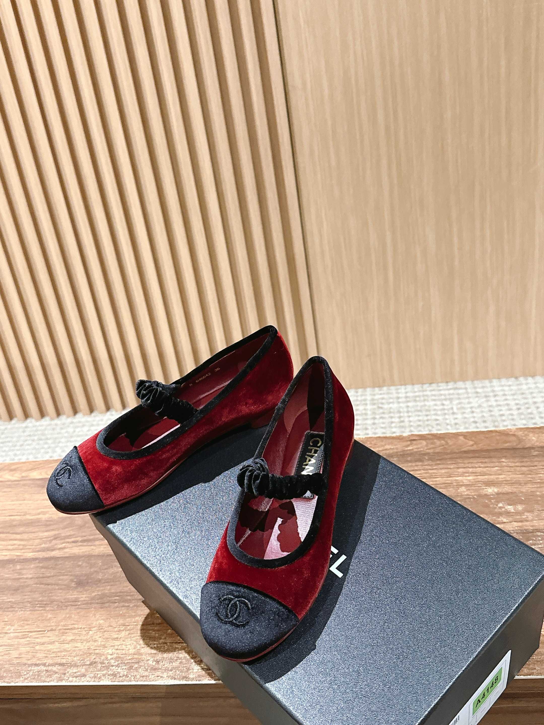 Новинка сезона весна/лето 2025 от Chanel - туфли Мэри Джейн из красной замши.