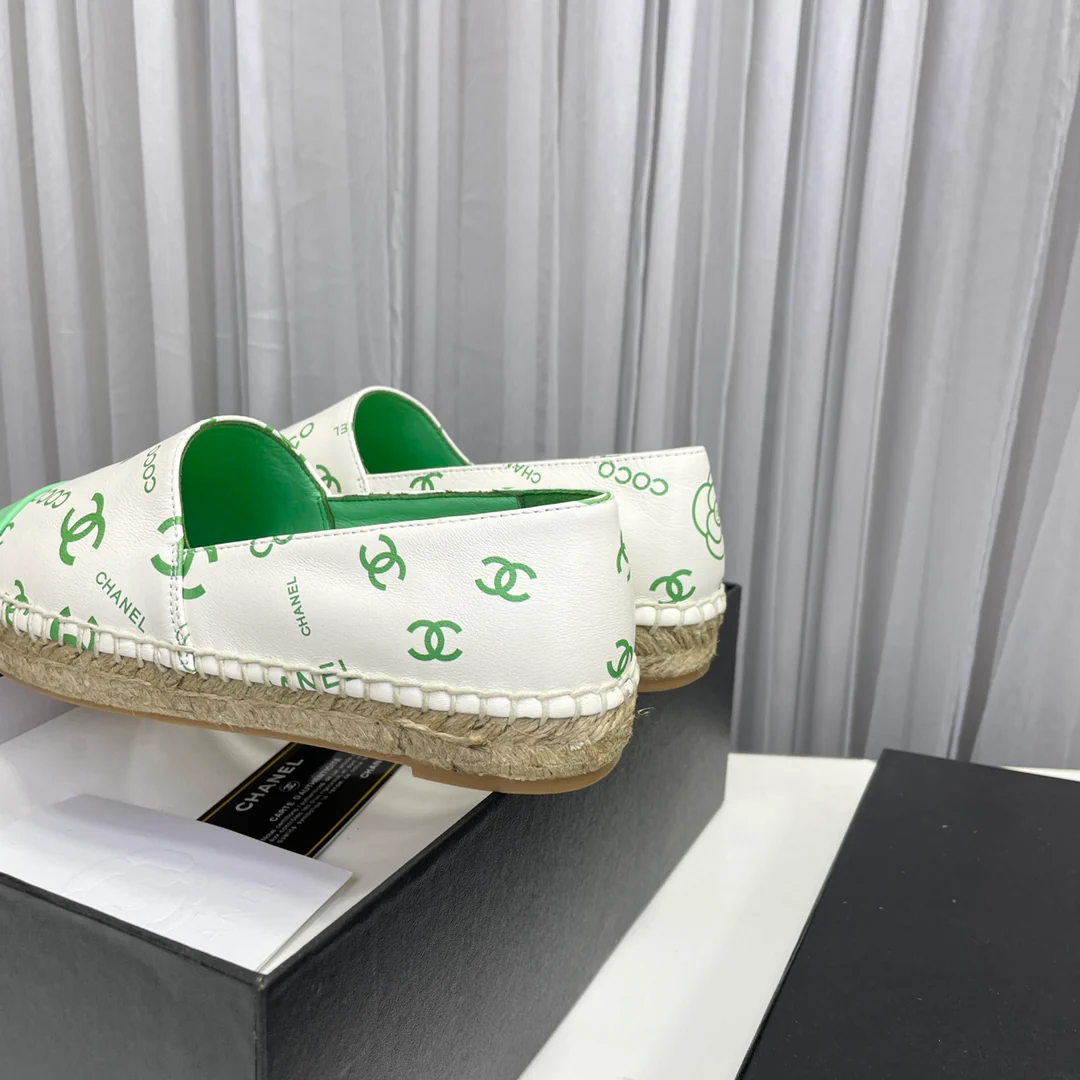 Новинка весны 2023 года от Chanel - Рыбацкие туфли из овечьей кожи - Зеленые