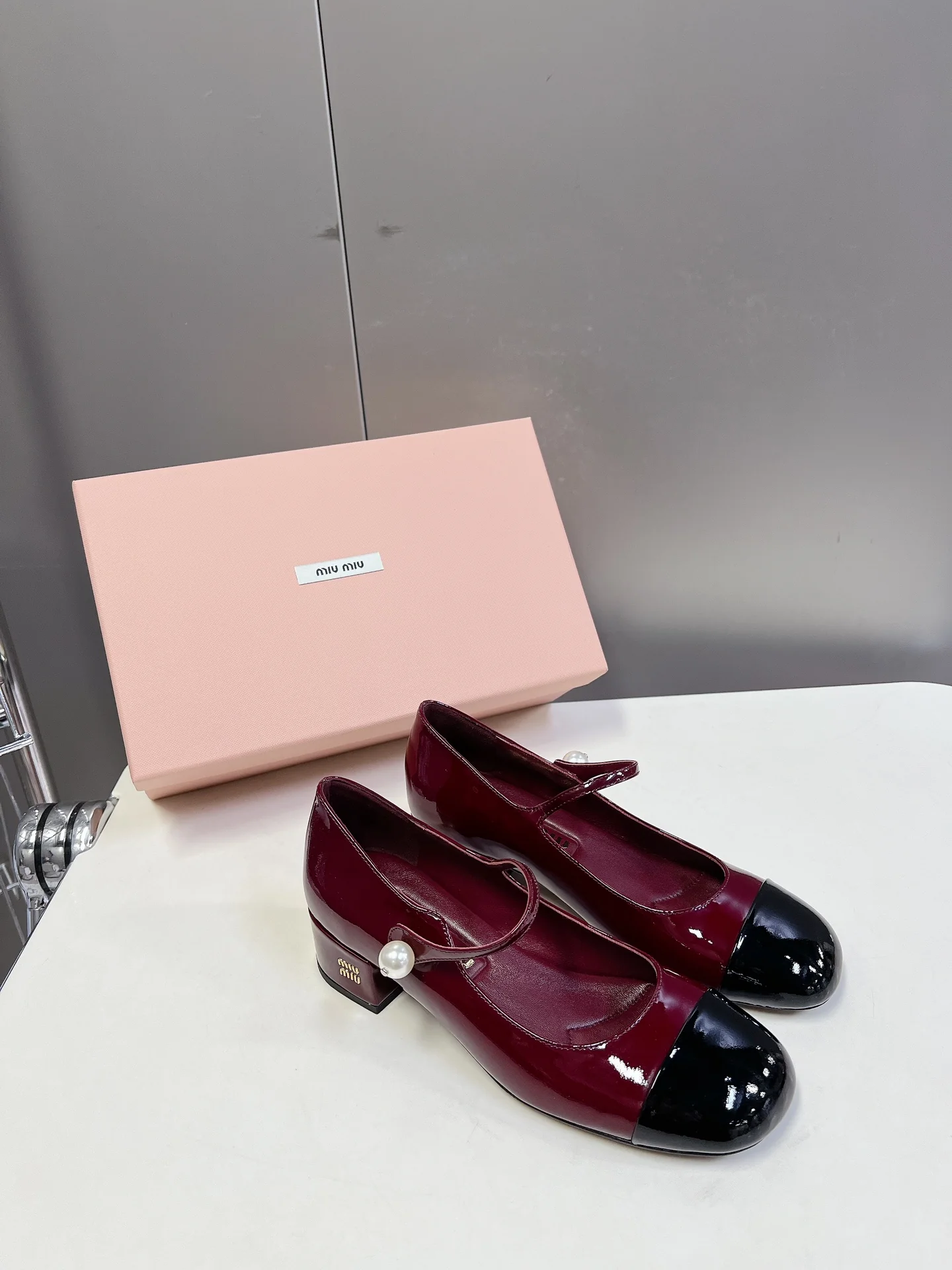 Miu Miu - Туфли Мэри Джейн с закругленным носком и цветовыми блоками - бордовый цвет