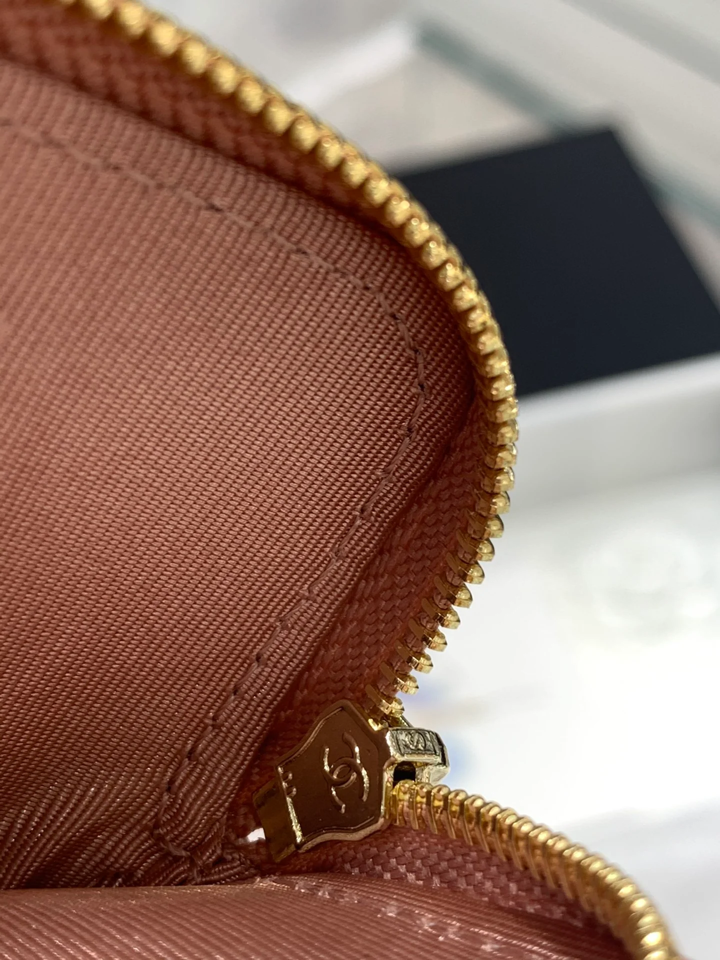 Монетоприемник Chanel 22s с пряжкой и стразами - розовый