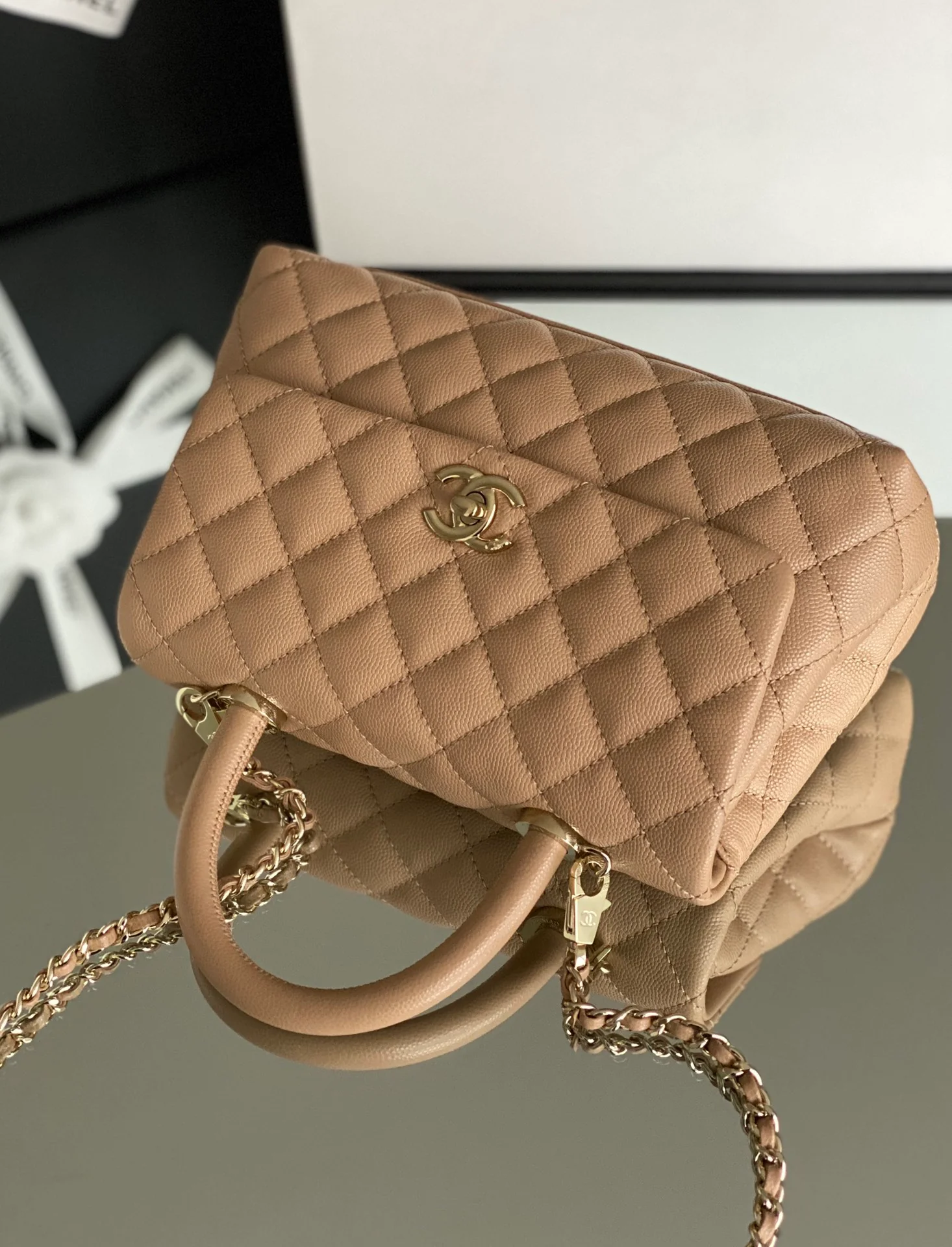 Сумка Chanel Coco Handle CF, маленький размер, абрикосовая кожа, пряжка цвета шампанского золота.