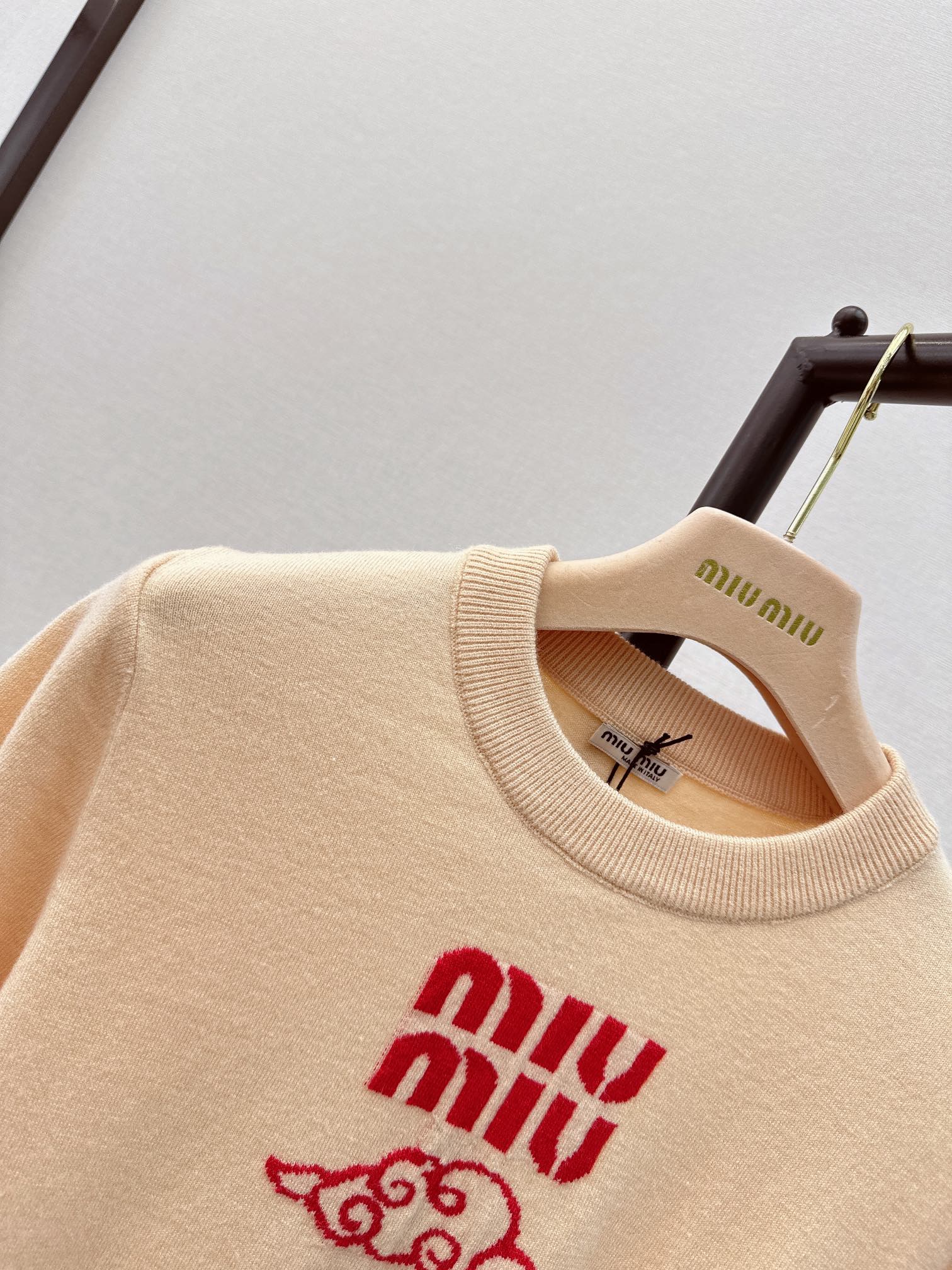 Miu Miu - 2404 - Новинка сезона весна/лето: классический пуловер с круглым вырезом и плиссированная юбка.